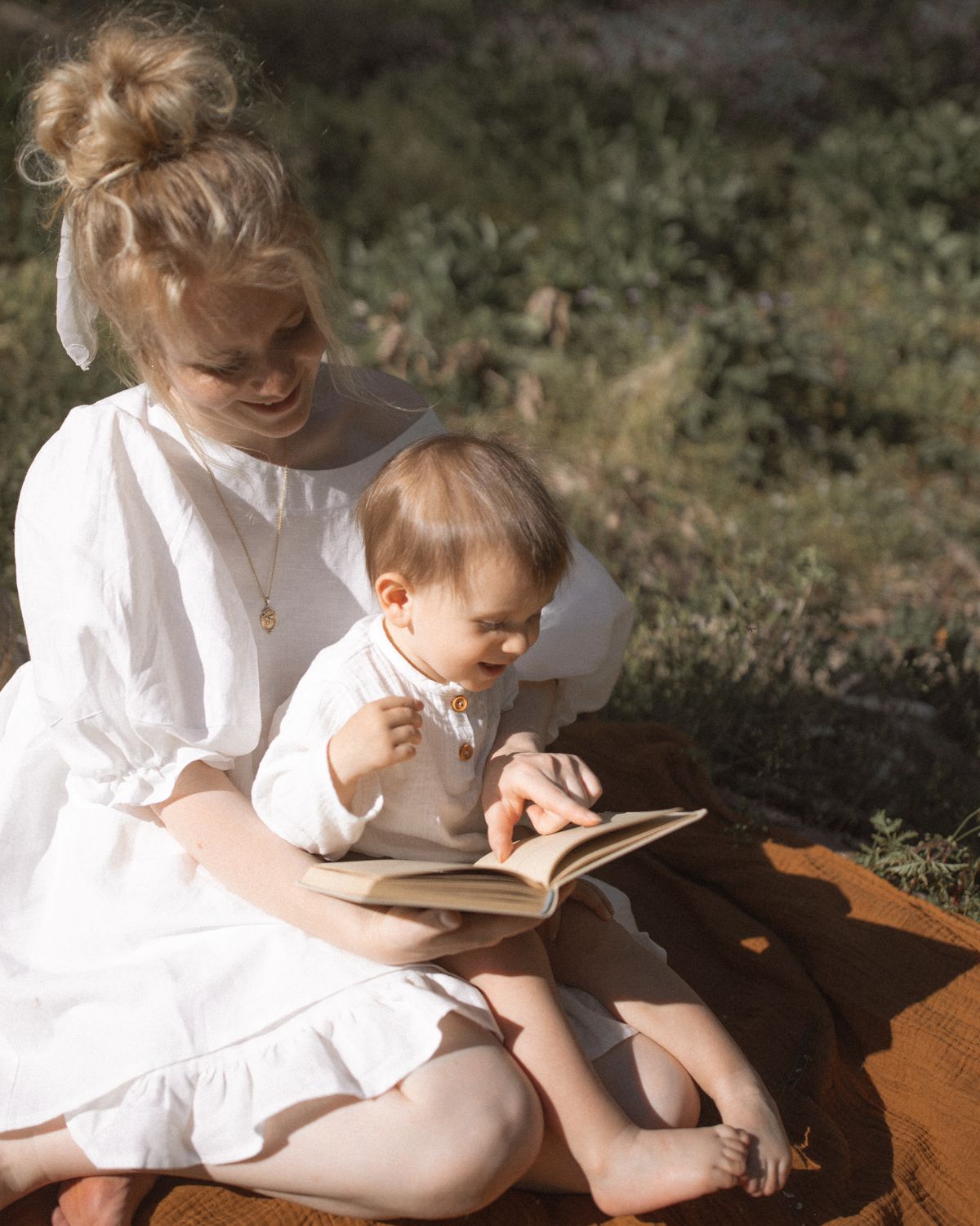 Mare i infant petit mirant un llibre plegats